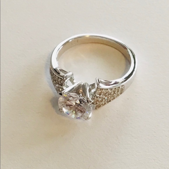 Elegant Sterling Silver Cubic Zirconia Ring - Picture 2 of 3